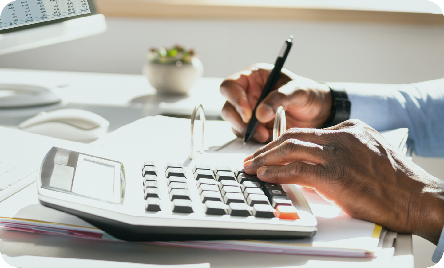 Couple consultant des documents financiers