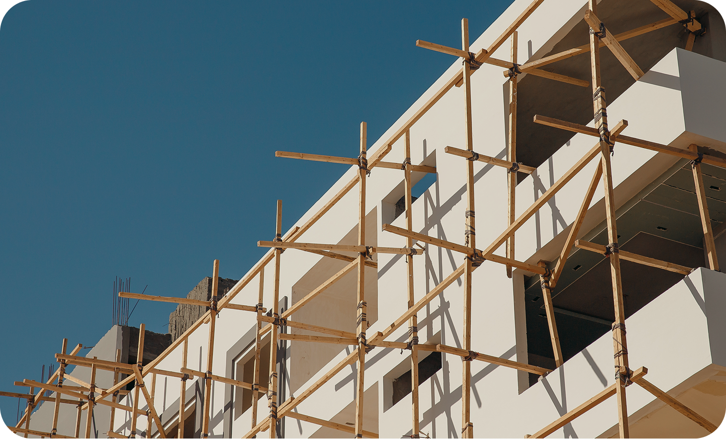 Couple consultant des documents financiers