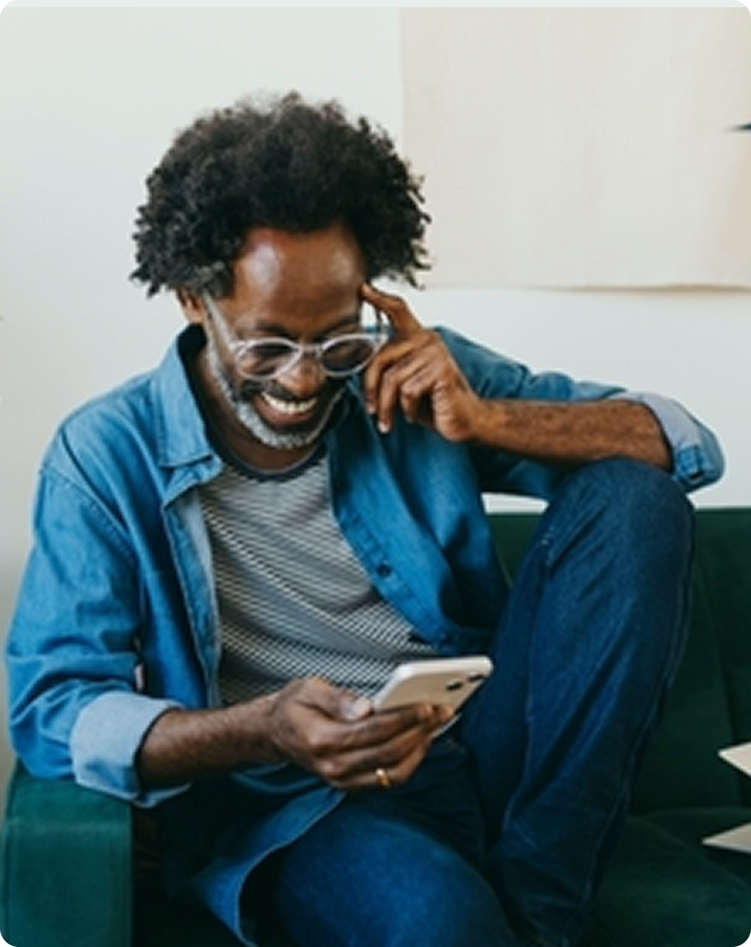 Couple consultant des documents financiers